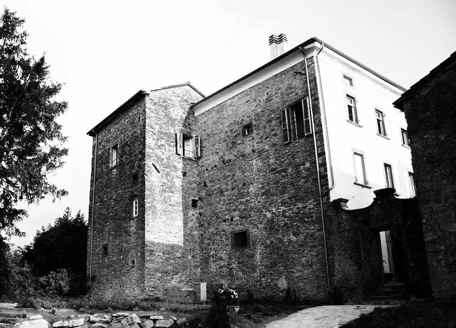 Palazzo Carlo Del Prete a Fazzano: la casa-torre in pietra e il corpo intonacato del palazzo, in bianco e nero