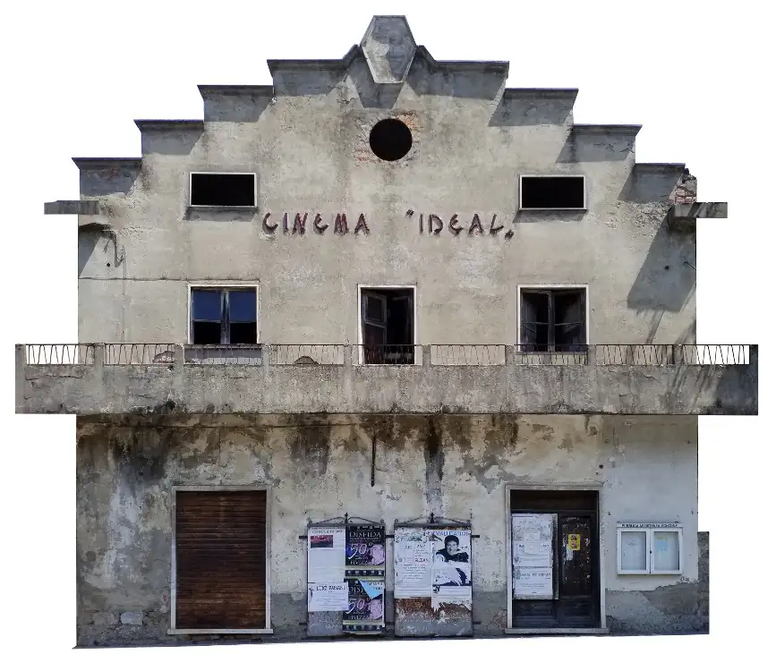 Facciata del cinema-teatro Ideal di Monzone allo stato attuale: intonaco degradato, finestre rotte e manifesti